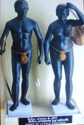 Onge_people_depicted_in_Kolkata_Museum.jpg