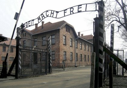 Eingangstor_des_KZ_Auschwitz,_Arbeit_macht_frei_(2007).jpg