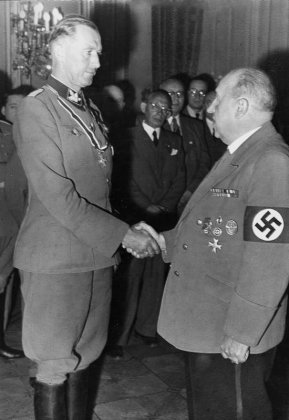 Bundesarchiv_Bild_183-J30376,_Franz_Hayler_und_Walther_Funk.jpg